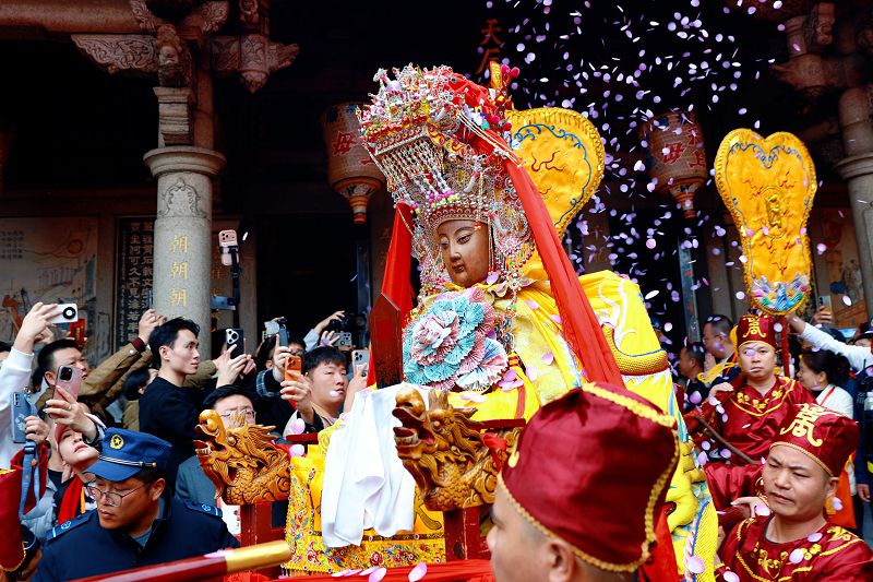 媽祖金身起駕省親布福。 中新社