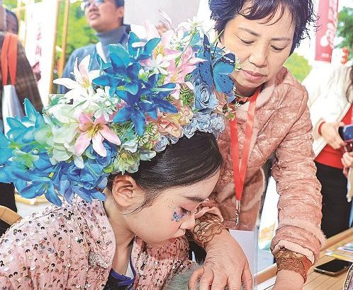 小朋友體驗永春紙織畫技藝。