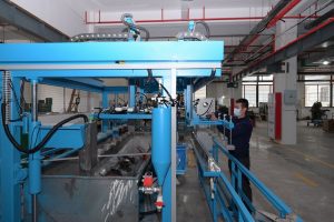 工人在安裝自動滾壓機（鄭智得攝）