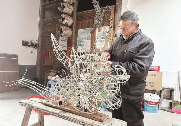 張廷玉在扎制龍頭。王志豪 攝 (2)