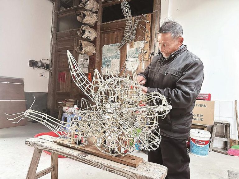 張廷玉在扎制龍頭。王志豪 攝 (2)