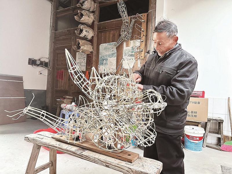 張廷玉在扎制龍頭。王志豪 攝 (2)