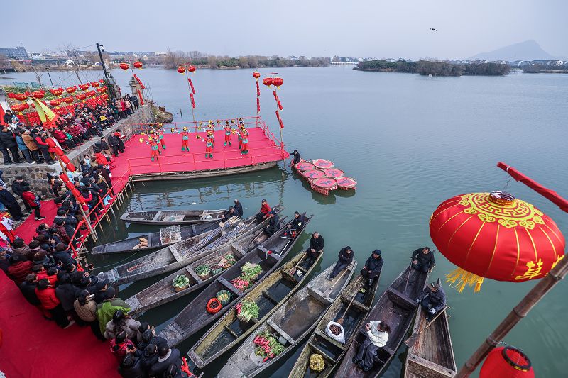 水乡传统社戏迎新春（1）XxjpsgC000233_20260202_PEPFN0A001