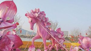 海滄金沙書院，以廈門市花三角梅為創意核心的「馬上生花」。