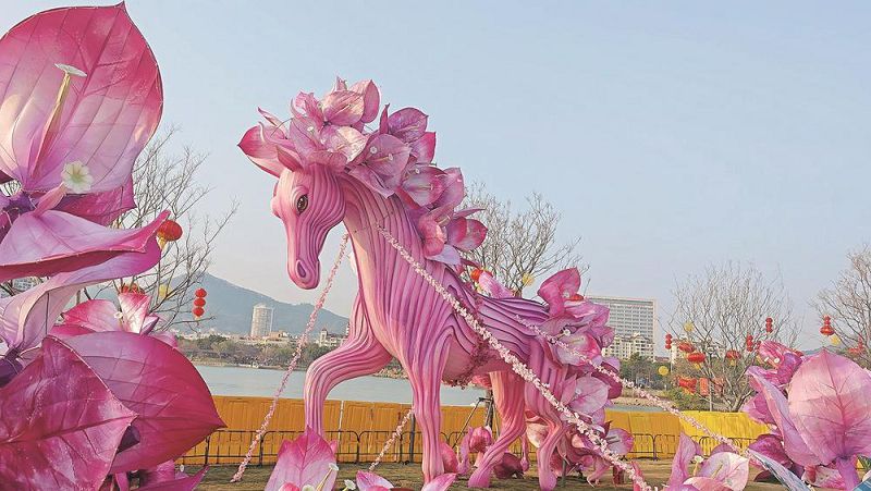 海滄金沙書院，以廈門市花三角梅為創意核心的「馬上生花」。