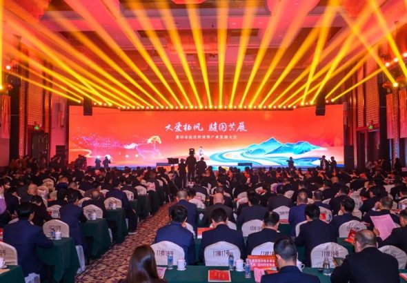 莆田已連續五年將民營經濟暨產業發展大會作為「新春第一會」。會場內，一股「開局即決戰、起步即衝刺」的熱浪撲面而來（攝影 蔡昊）