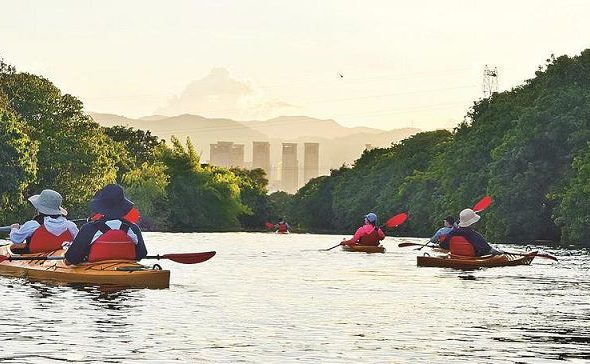 遊客在吳江村溪邊乘坐皮划艇。 （資料圖片）