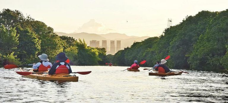 遊客在吳江村溪邊乘坐皮划艇。 （資料圖片）