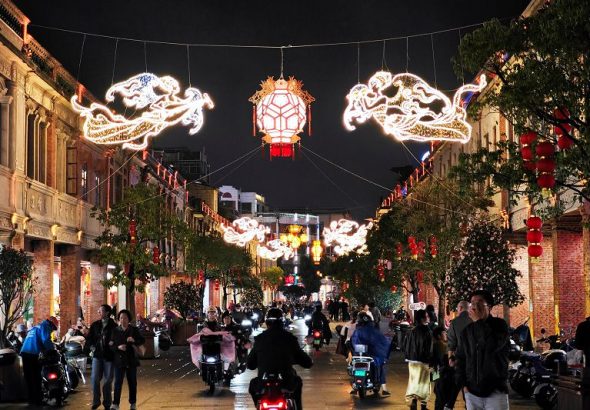 2026年元宵節將至，泉州光影盛宴已完成布燈。圖為泉州中山路的妙音飛天創意燈。中新社