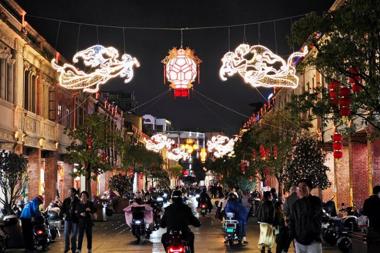 2026年元宵節將至，泉州光影盛宴已完成布燈。圖為泉州中山路的妙音飛天創意燈。中新社