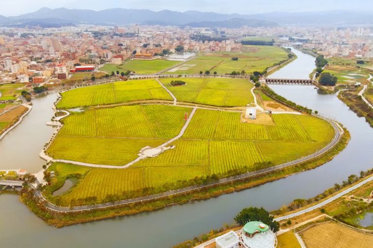 3月12日，航拍福建南安水頭鎮五里大盈溪項目，溪水和灌渠環繞的河灘地已被改造為「稻夢島」。