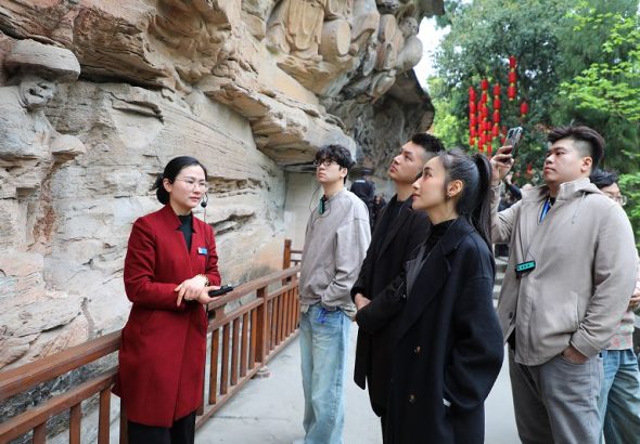 3月13日，台灣青年企業家走進大足石刻寶頂山景區參觀，考察文創產業合作機遇。
