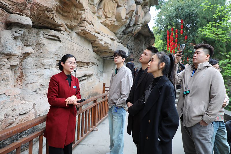 3月13日，台灣青年企業家走進大足石刻寶頂山景區參觀，考察文創產業合作機遇。