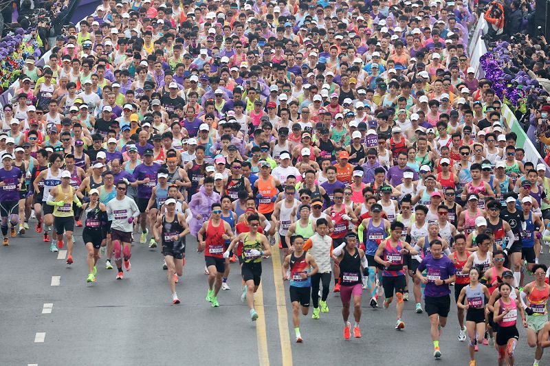 3月15日，2026南京半程馬拉松在南京生態科技島鳴槍開跑，萬名中外選手逐夢長江之濱。本次賽事依託長江環島景觀，賽道經拓寬美化昇級，生態優良、環境宜人，盡顯城市活力。 中新社
