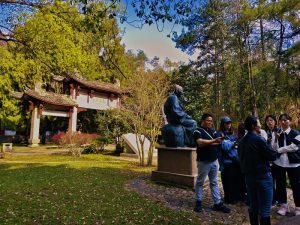 3月17日，遊客參觀武夷精舍。中新社