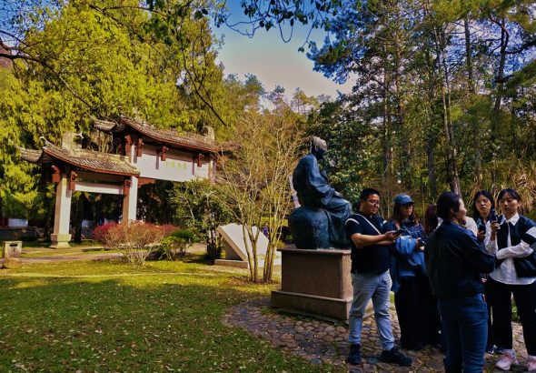 3月17日，遊客參觀武夷精舍。中新社