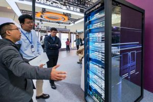 3月18日，天津，觀眾在首次設置的天津國際算力基礎設施與應用展區參觀超節點服務器。當日，第22屆中國（天津）國際裝備製造業博覽會在國家會展中心（天津）啟幕。 中新社