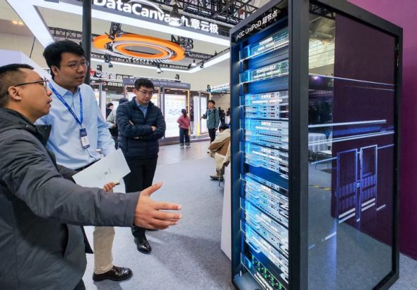 3月18日，天津，觀眾在首次設置的天津國際算力基礎設施與應用展區參觀超節點服務器。當日，第22屆中國（天津）國際裝備製造業博覽會在國家會展中心（天津）啟幕。 中新社