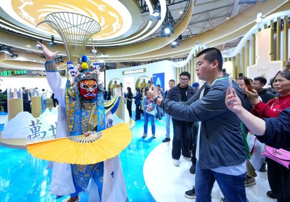 3月26日，展會上進行變臉表演。