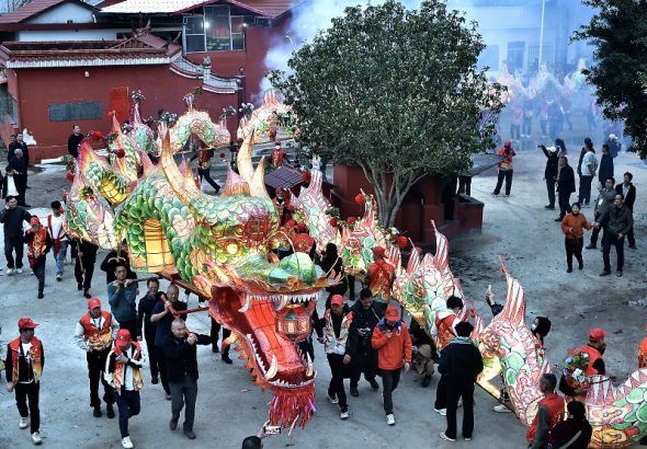 3月2日晚，福建省連城縣文亨鎮民眾游龍燈喜迎元宵佳節的到來，龍燈長約180米，氣勢恢宏、寓意吉祥，為新春元宵增添濃濃喜慶。 中新社