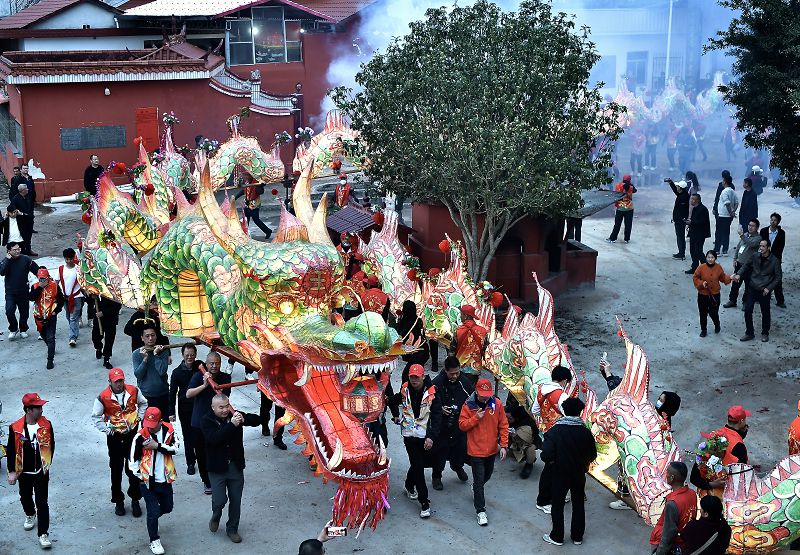 3月2日晚，福建省連城縣文亨鎮民眾游龍燈喜迎元宵佳節的到來，龍燈長約180米，氣勢恢宏、寓意吉祥，為新春元宵增添濃濃喜慶。 中新社