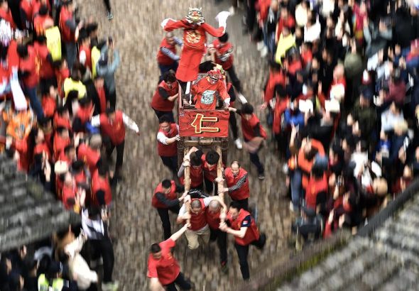 3月3日，農曆正月十五，「非遺狂歡·味動羅坊」2026羅坊古事文化節暨客家美食嘉年華在福建省龍岩市連城縣羅坊鄉迎來高潮。圖為陸上走古事。中新社