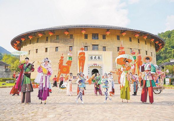 世界文化遺產福建土樓（永定）景區開展非遺演藝活動。
