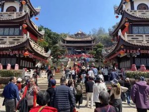 全國各地的跨境電商人參訪湄洲島媽祖祖廟。