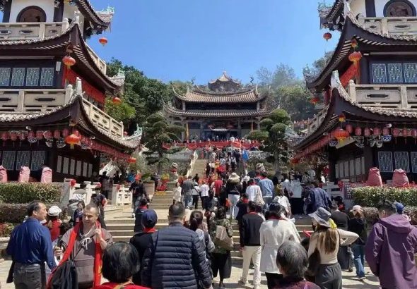 全國各地的跨境電商人參訪湄洲島媽祖祖廟。