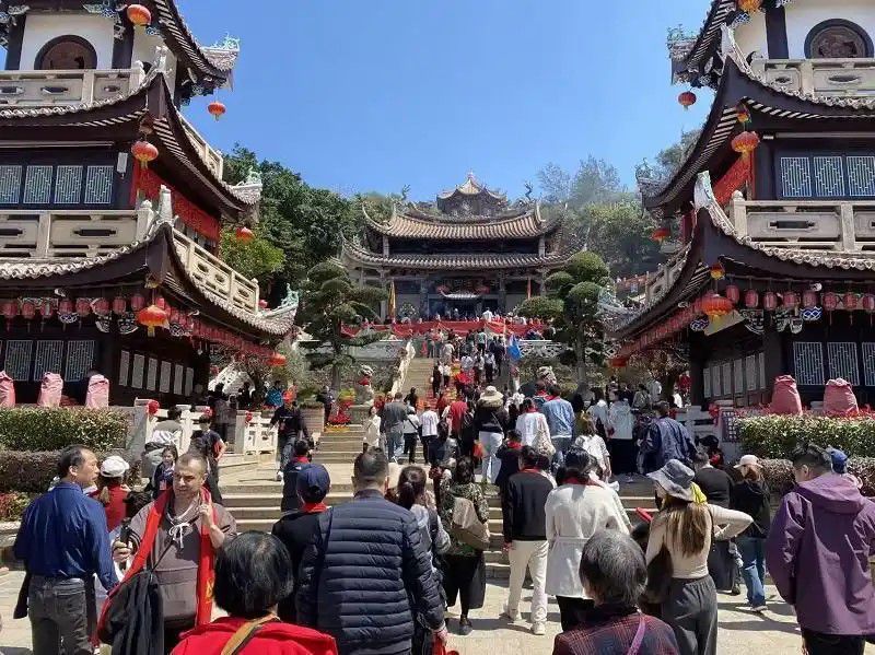 全國各地的跨境電商人參訪湄洲島媽祖祖廟。