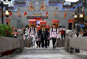 圖為兩岸青年代表經過福州三通橋。 中新社