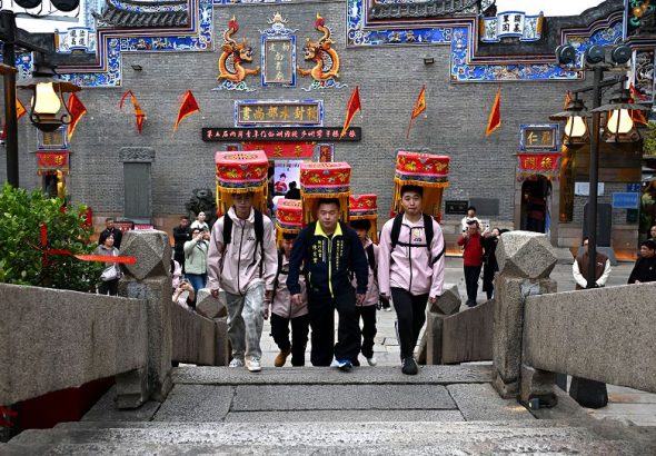 圖為兩岸青年代表經過福州三通橋。 中新社