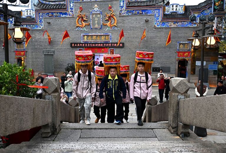 圖為兩岸青年代表經過福州三通橋。 中新社