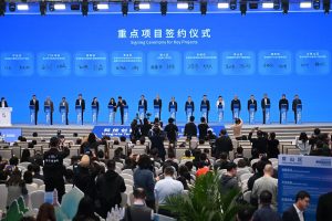 圖為大會重點項目簽約儀式。中新社