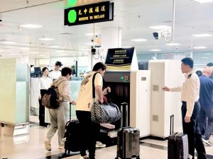 圖為廈門機場海關關員引導入境旅客快速通關。