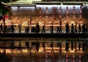 圖為村民們抬著各種造型的燈籠穿行在古村落裡。