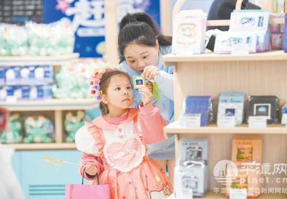 在平潭台灣小鎮，消費者被精美的文創產品所吸引。（資料圖）