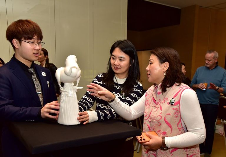 在瑞士日內瓦，溫潤白瓷吸引觀眾駐足欣賞。(瑞士主稿配圖)