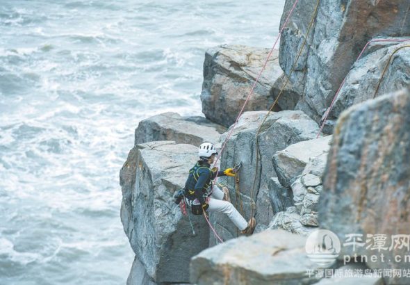 專業人員對崖壁進行勘測。