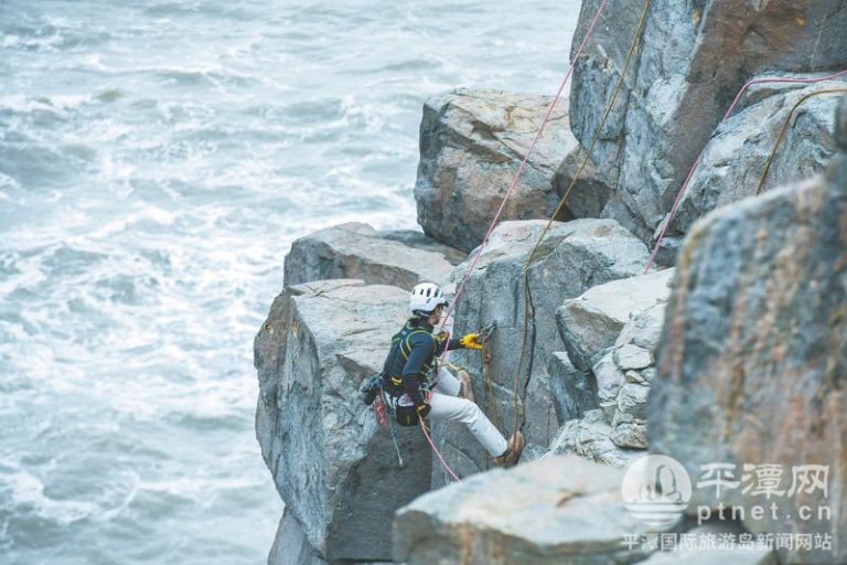 專業人員對崖壁進行勘測。