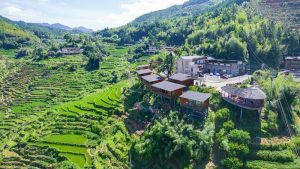 幾棟懸挑於山間的吊腳樓民宿格外引人注目