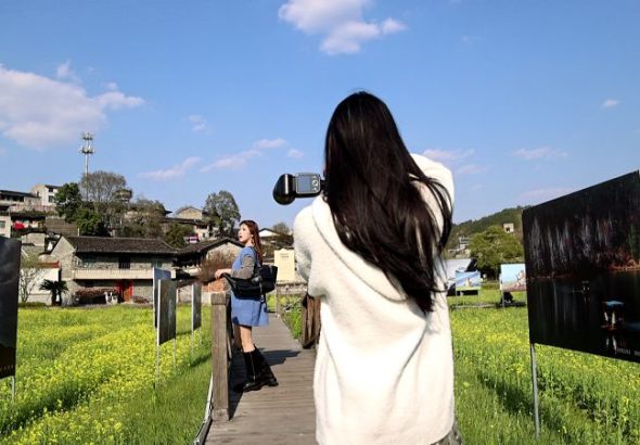 新媒體從業者拍攝中。