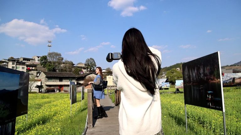 新媒體從業者拍攝中。