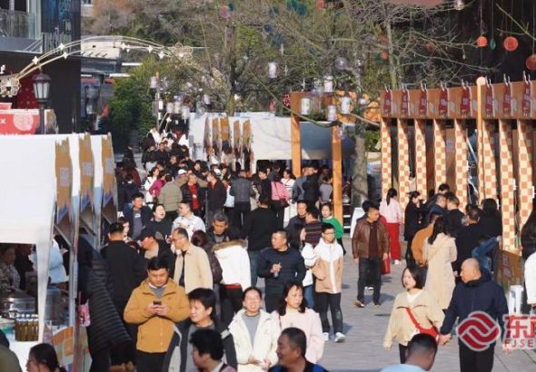 現場吸引了大量的市民和遊客。