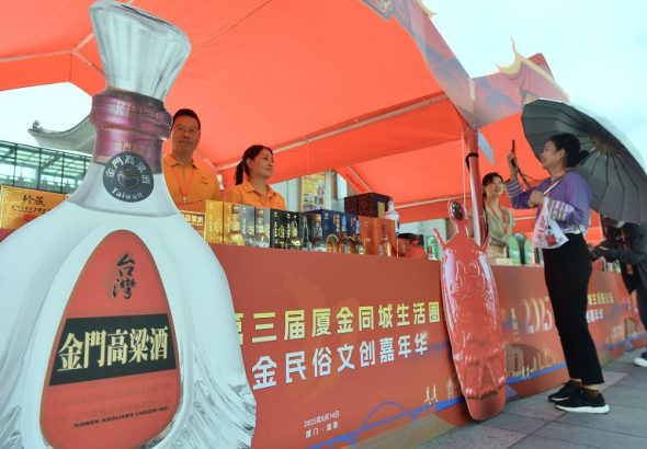 資料圖為參觀者在廈門舉行的第三屆廈金同城生活圈論壇暨廈金民俗文創嘉年華市集上選購商品。 中新社