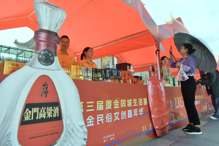 資料圖為參觀者在廈門舉行的第三屆廈金同城生活圈論壇暨廈金民俗文創嘉年華市集上選購商品。 中新社