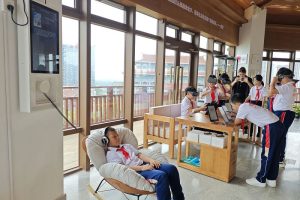 23日，「行走的閱讀·書香集美」全民閱讀活動在廈門啟動。圖為學生們在集美塔閱讀空間體驗數字閱讀設備。
