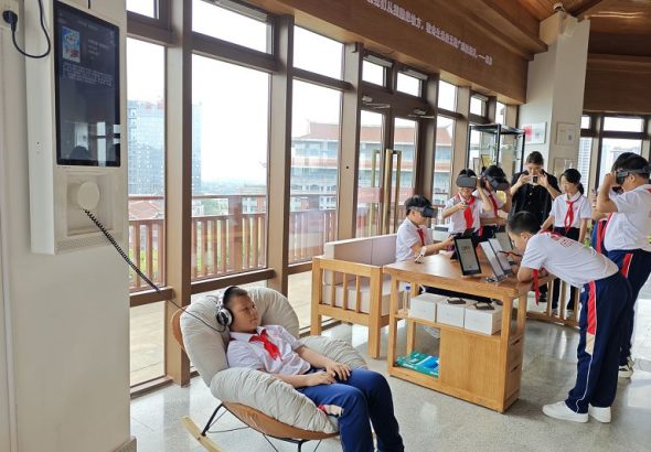 23日，「行走的閱讀·書香集美」全民閱讀活動在廈門啟動。圖為學生們在集美塔閱讀空間體驗數字閱讀設備。