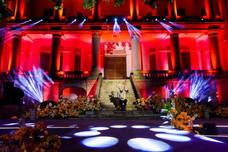 25日晚，第十二屆鼓浪嶼詩會開幕。圖為「世遺生活 詩意琴島」開幕音樂會。　(鼓浪嶼管委會 供圖)