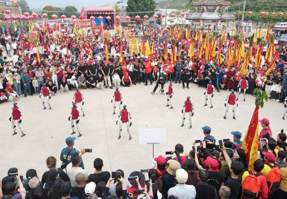 3月27日，兩岸宗親在漳州市平和縣阪仔鎮心田村心田宮舉行座談交流懇親會。在隨後的文化交流活動中，機器人表演展現大陸科技日新月異。（漳州市台聯供圖）